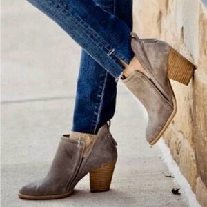 JEFFREY CAMPBELL, SIZE 8.5 , brown tan suede but in the pictures looks gray 😩???